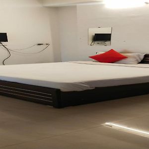 Hotel O Regal-